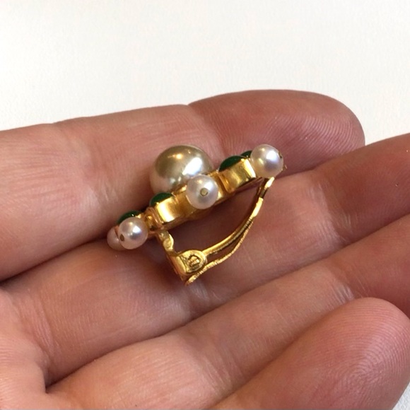 VTG METROPOLITAN MUSEUM MMA Gold Tone Faux Pearl Green Red Enamel Earrings - Picture 5 of 6